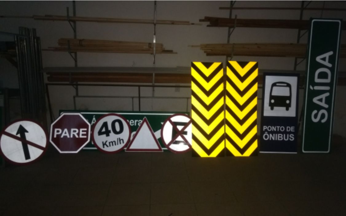 Placas com adesivos refletivos